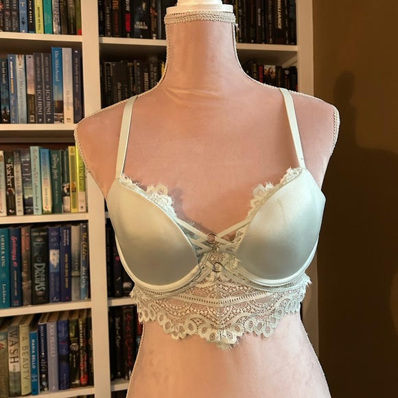 light blue lace vintage bra - Picture 2 of 8